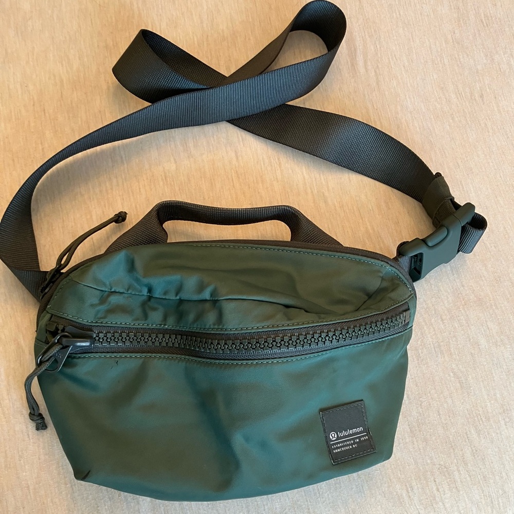 Lululemon All Day Essential Belt Bag 
2.5 L